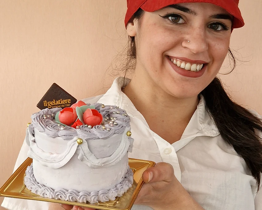 Pasticcera de Il Gelatiere con una torta decorata