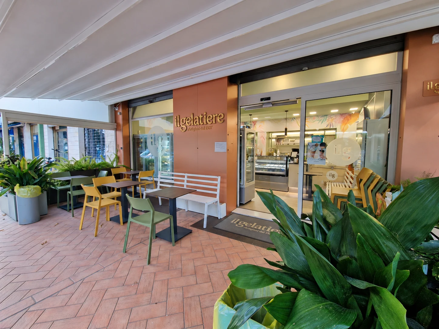 Ingresso e dehors della gelateria Il Gelatiere in Via Cristofaro Scobar a Palermo.